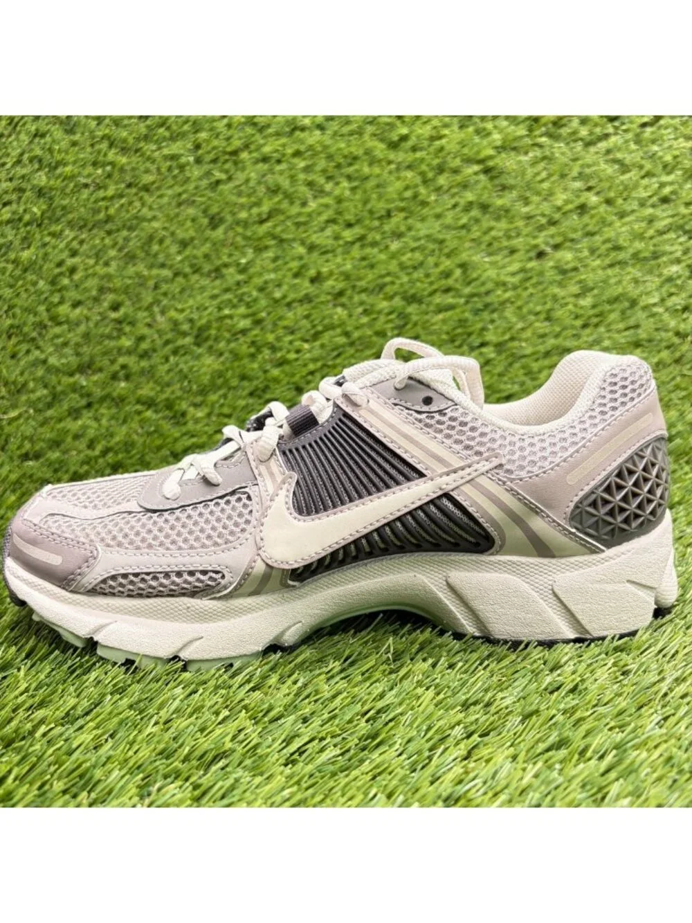 Nike Air Zoom Vomero 5 Womens Size 7 Gray Black Athletic Running Shoes Sneakers